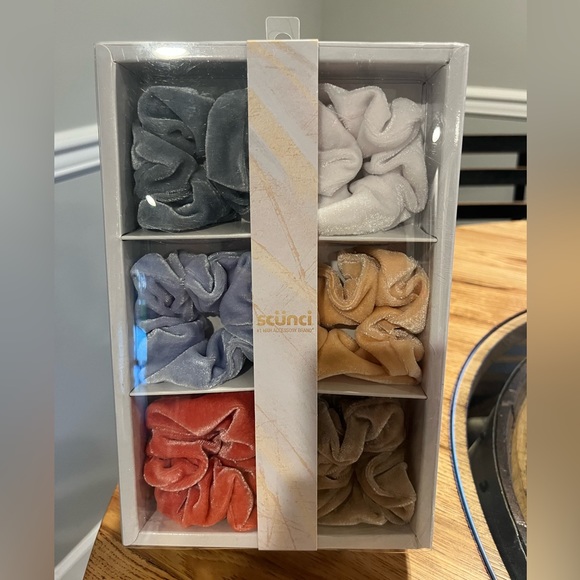 Women's/Teens 6 Velvet Scrunchies - NWT - Picture 6 of 8